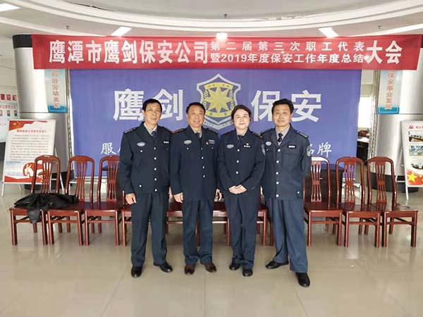 党支部书记李鹤国、工会主席徐玉英与班长代表合影
